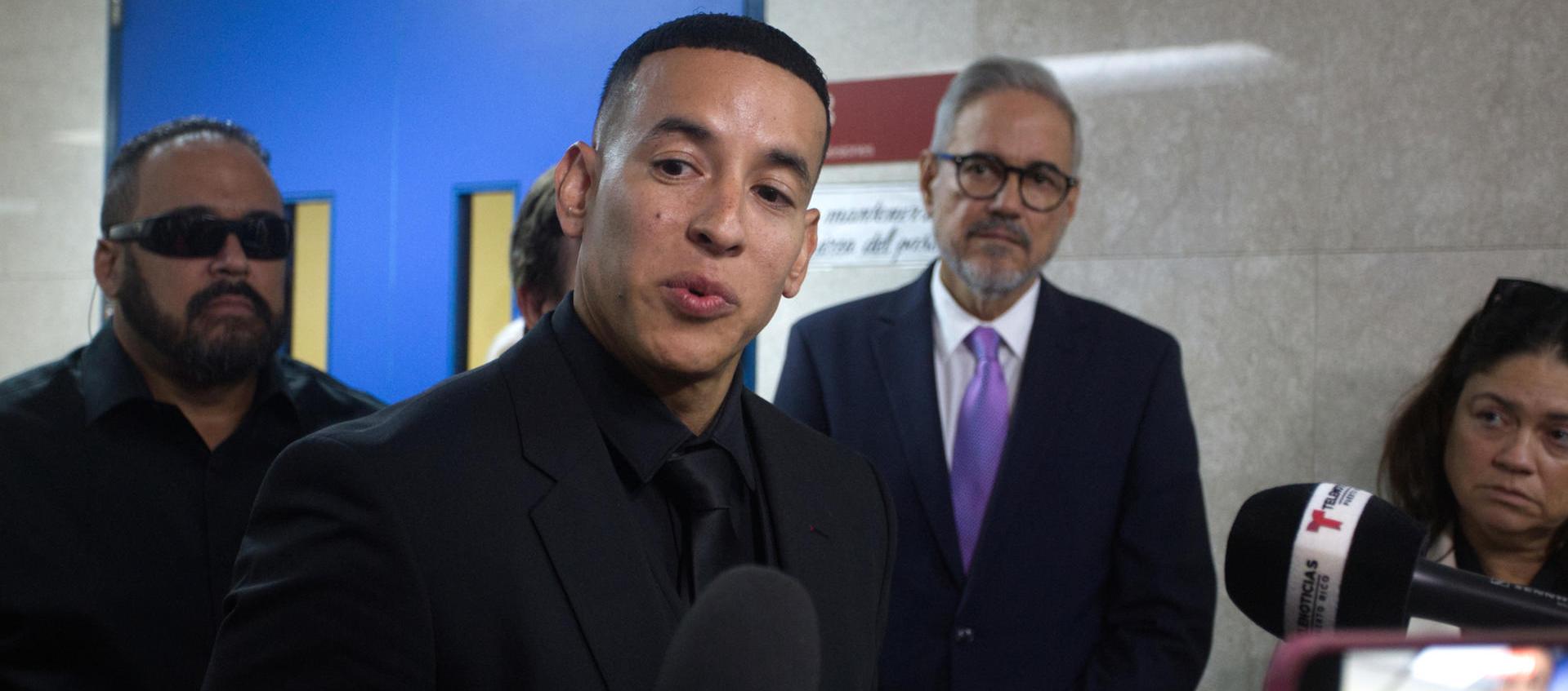 Daddy Yankee a la salida de audiencia en San Juan.