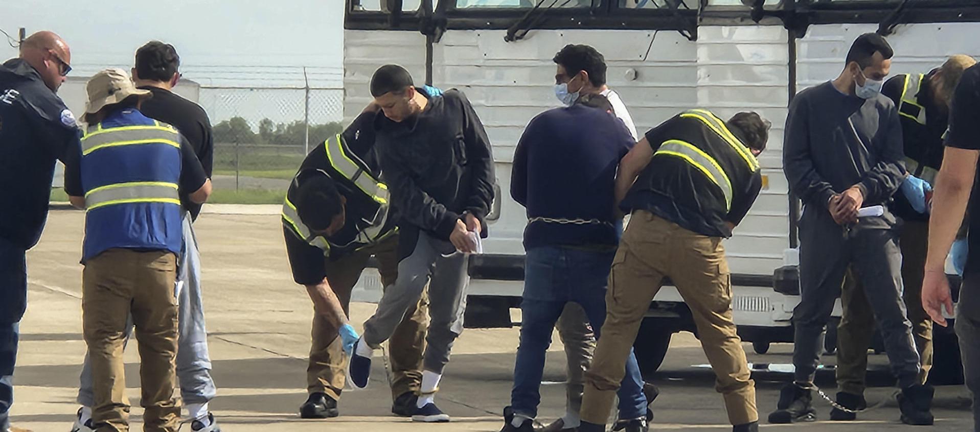 Autoridades estadounidenses deportan a migrantes a sus países de origen.