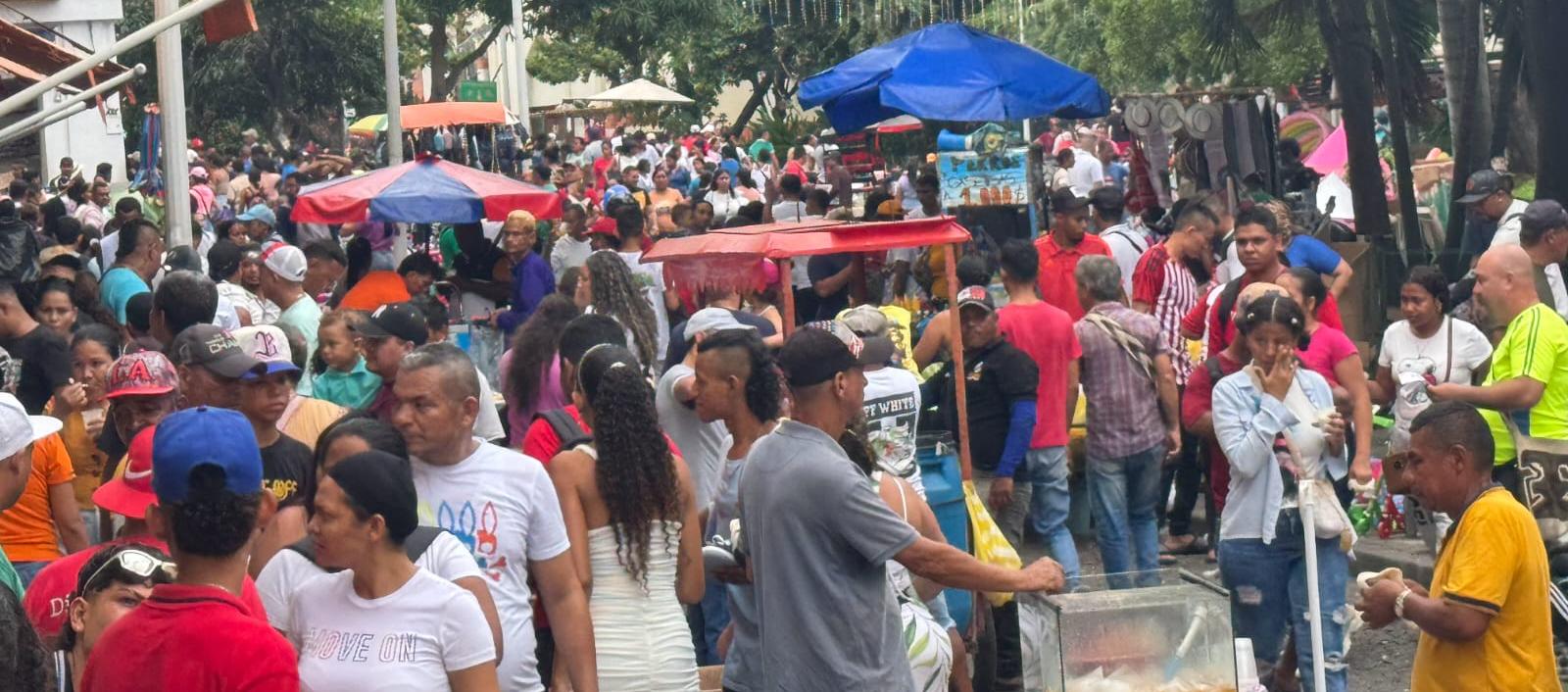El comercio informal y formal se une en esta época del año.