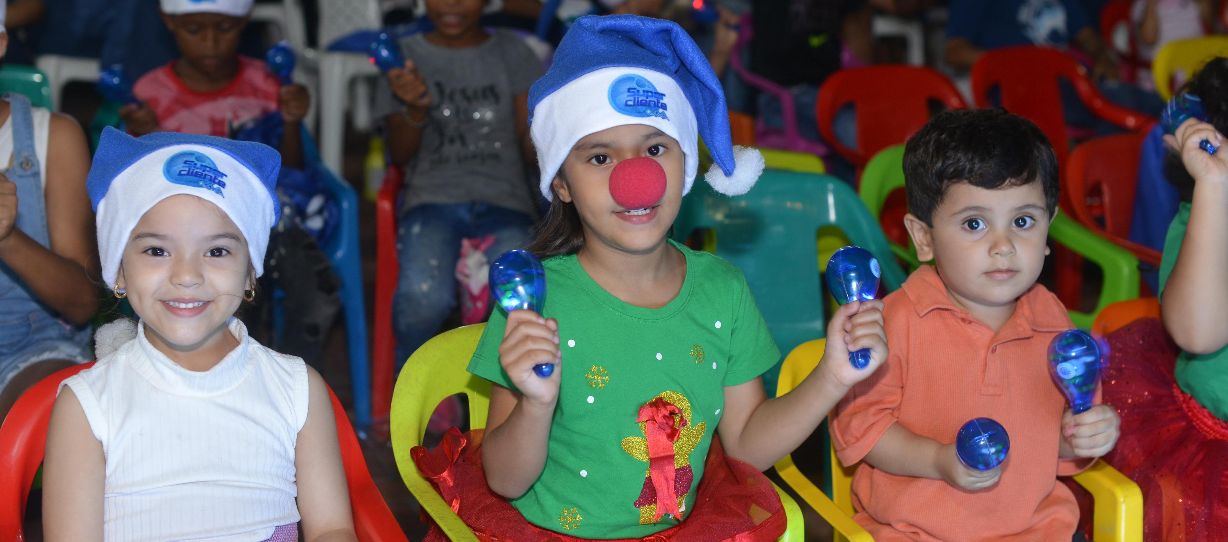 Niños y niñas disfrutaron un show navideño.