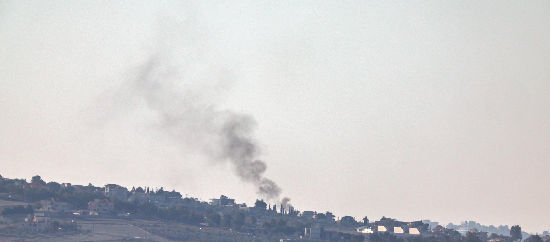 El humo se eleva tras ataque de Hizbulá a Israel en zona fronteriza.