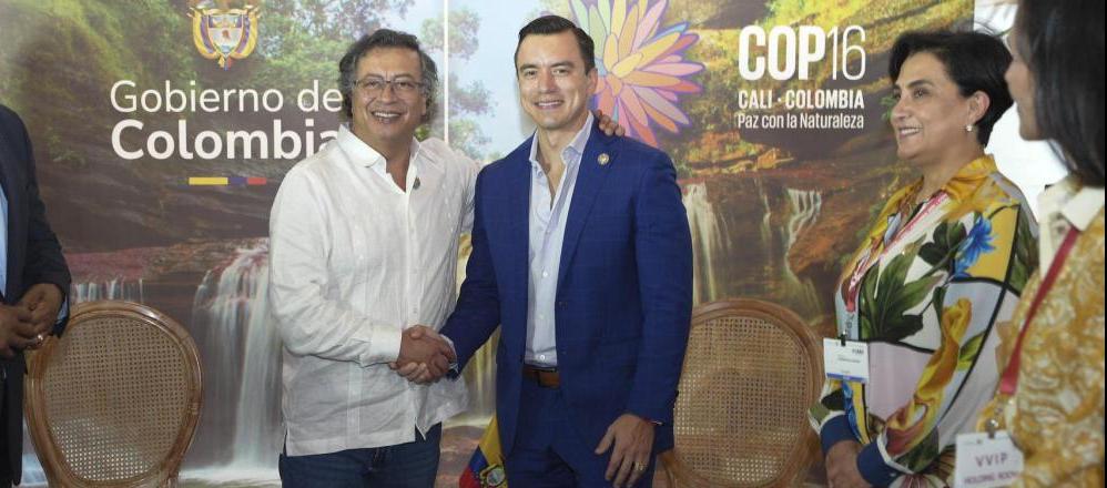Gustavo Petro posando con el Presidente de Ecuador, Daniel Noboa.