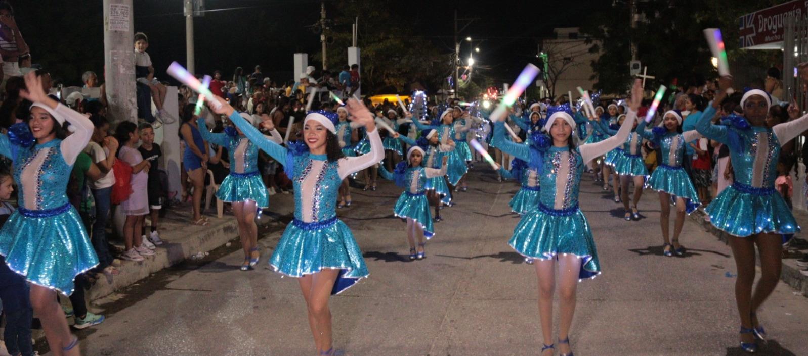 Varios grupos folclóricos acompañaron el desfile.