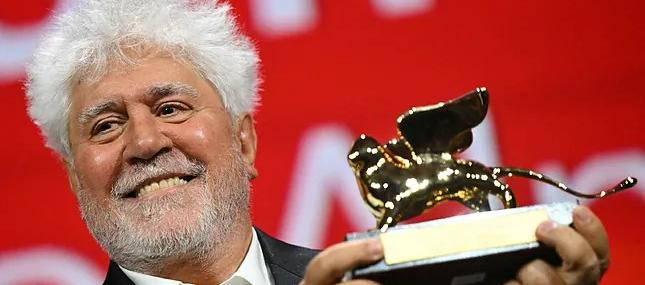Almodóvar sonríe tras recibir el León de Oro, máximo galardón en Venecia.