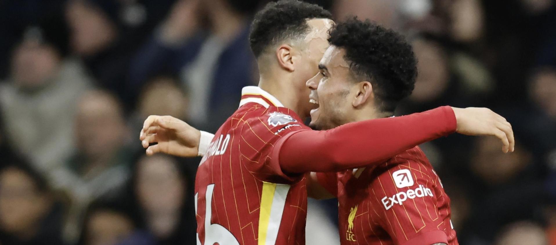 Luis Díaz celebrando junto a Alexander Arnold.