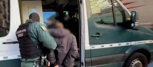 Uno de los capturados junto a autoridad de la Guardia Civil.