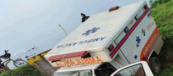 Así quedó la ambulancia tras el accidente. 