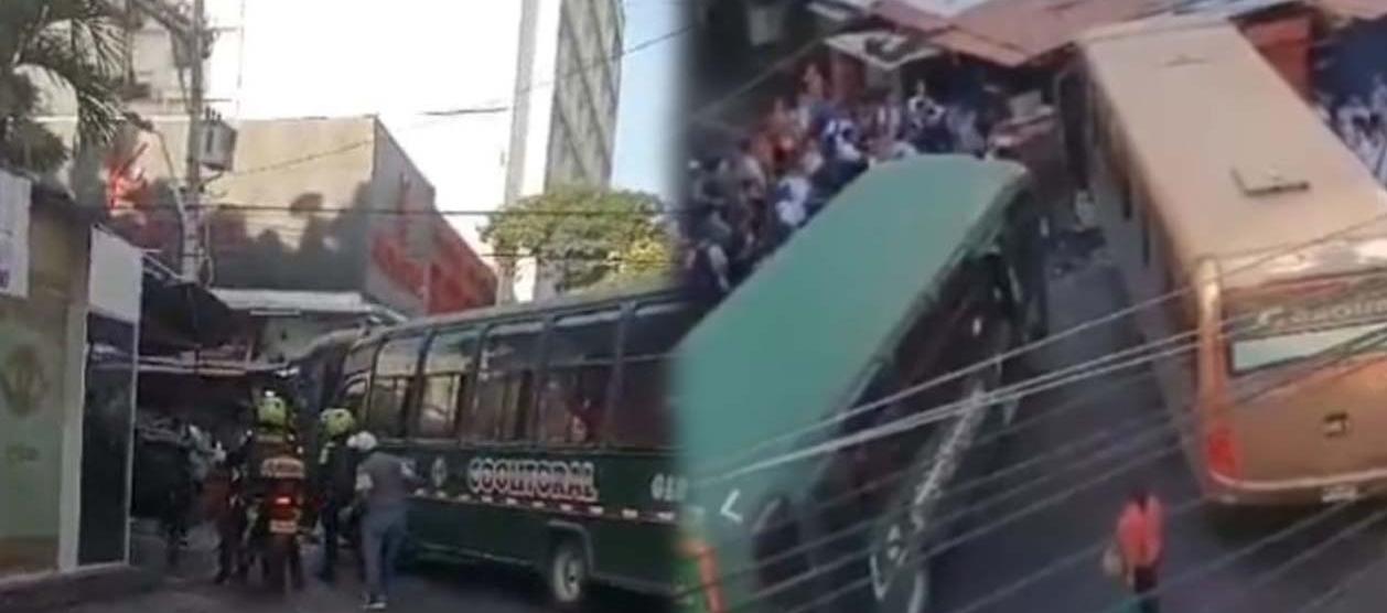 Aspecto del accidente ocurrido este jueves en el centro de Barranquilla. 