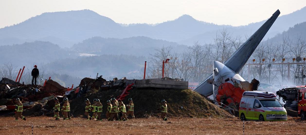 Los bomberos en el Aeropuerto Internacional de Muan