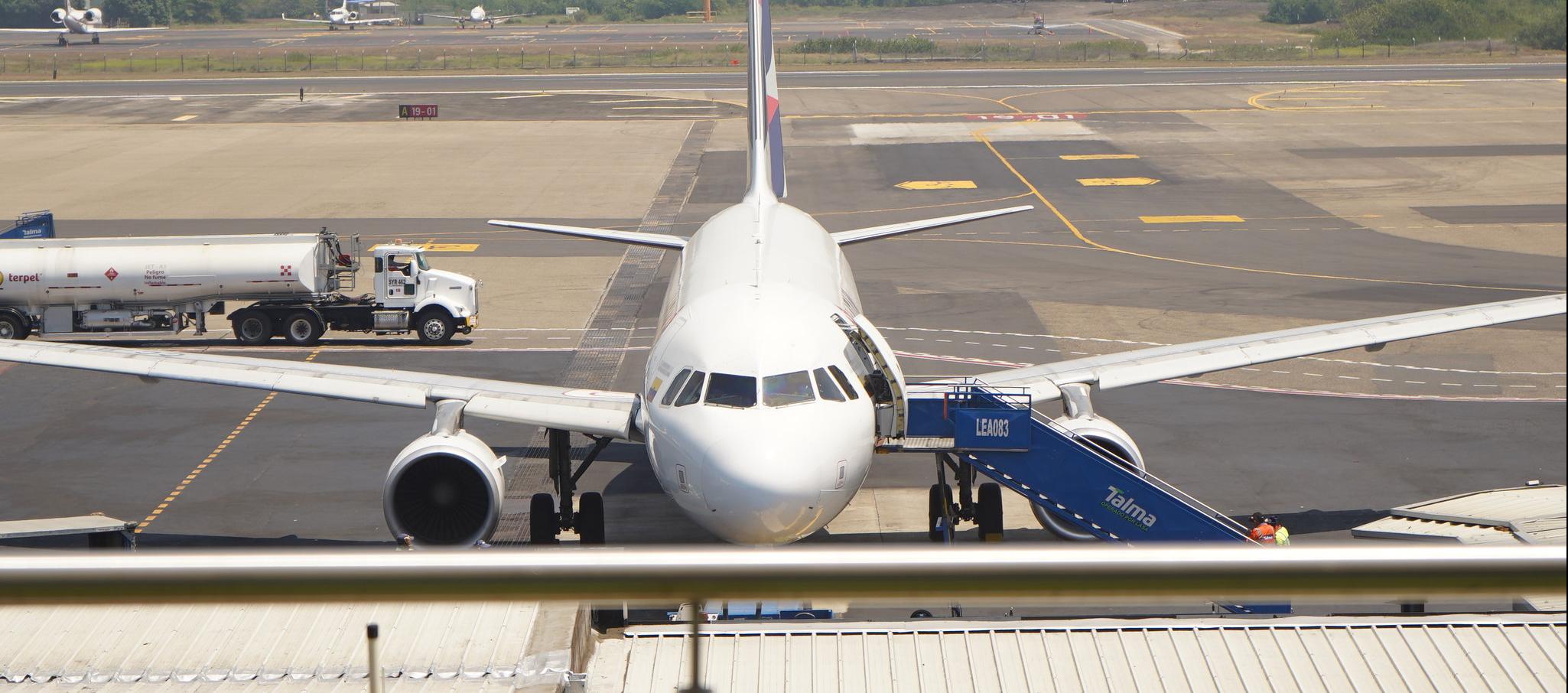 Aeronave en un aeropuerto, en Colombia. 