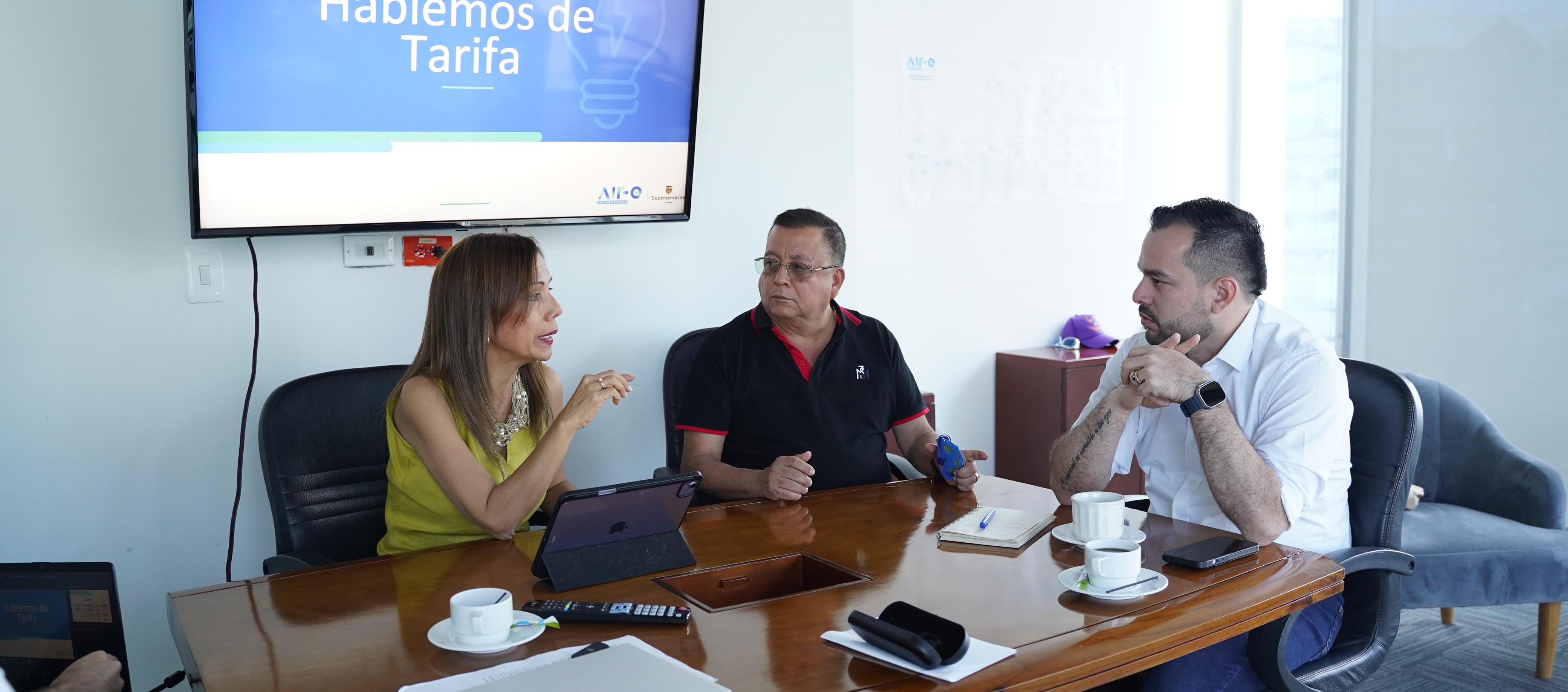 Los comisionados Fanny Guerrero y William Mercado con el agente interventor Edwin Palma.