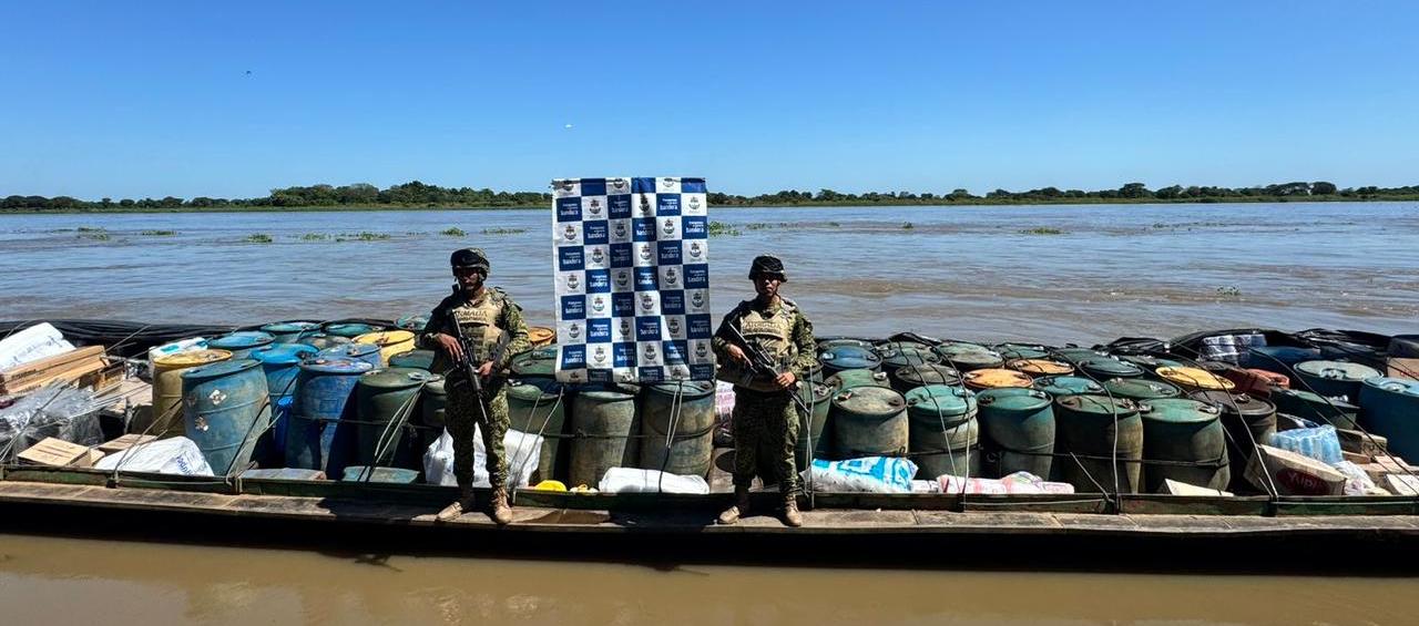 Armada con el material incautado. 