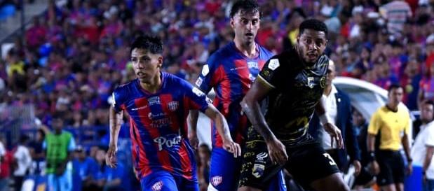 Aspecto del partido de este martes en el estadio Sierra Nevada, en Santa Marta. 