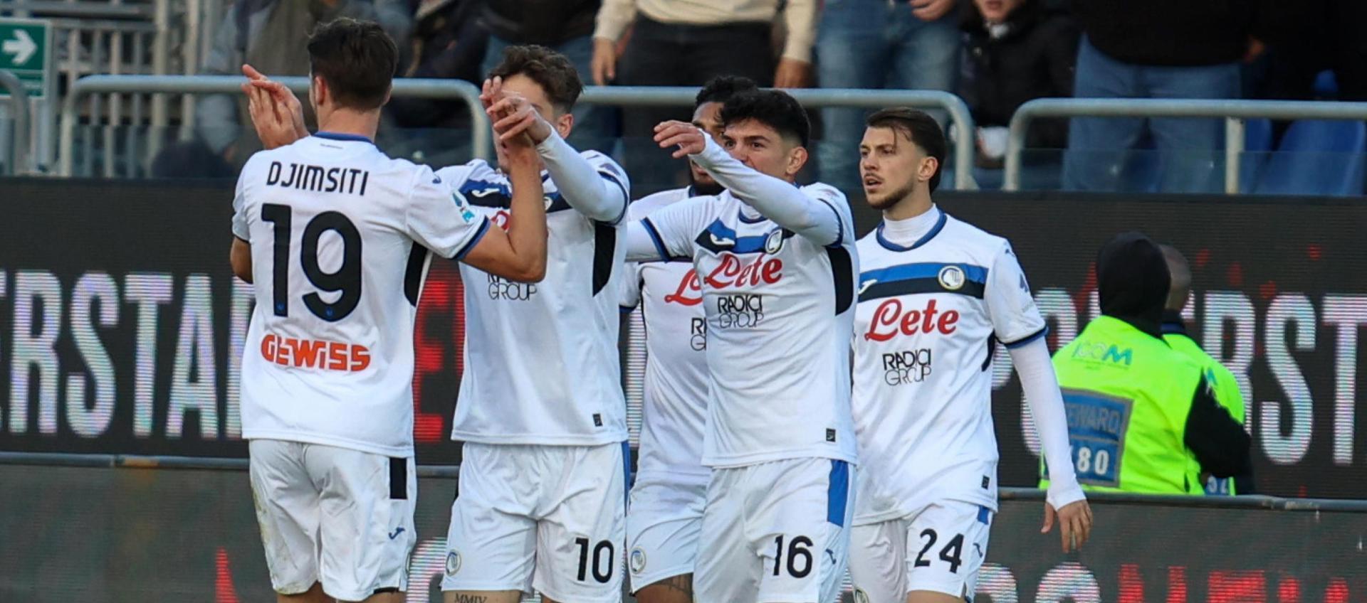 Jugadores de Atalanta celebrando el único gol del encuentro.