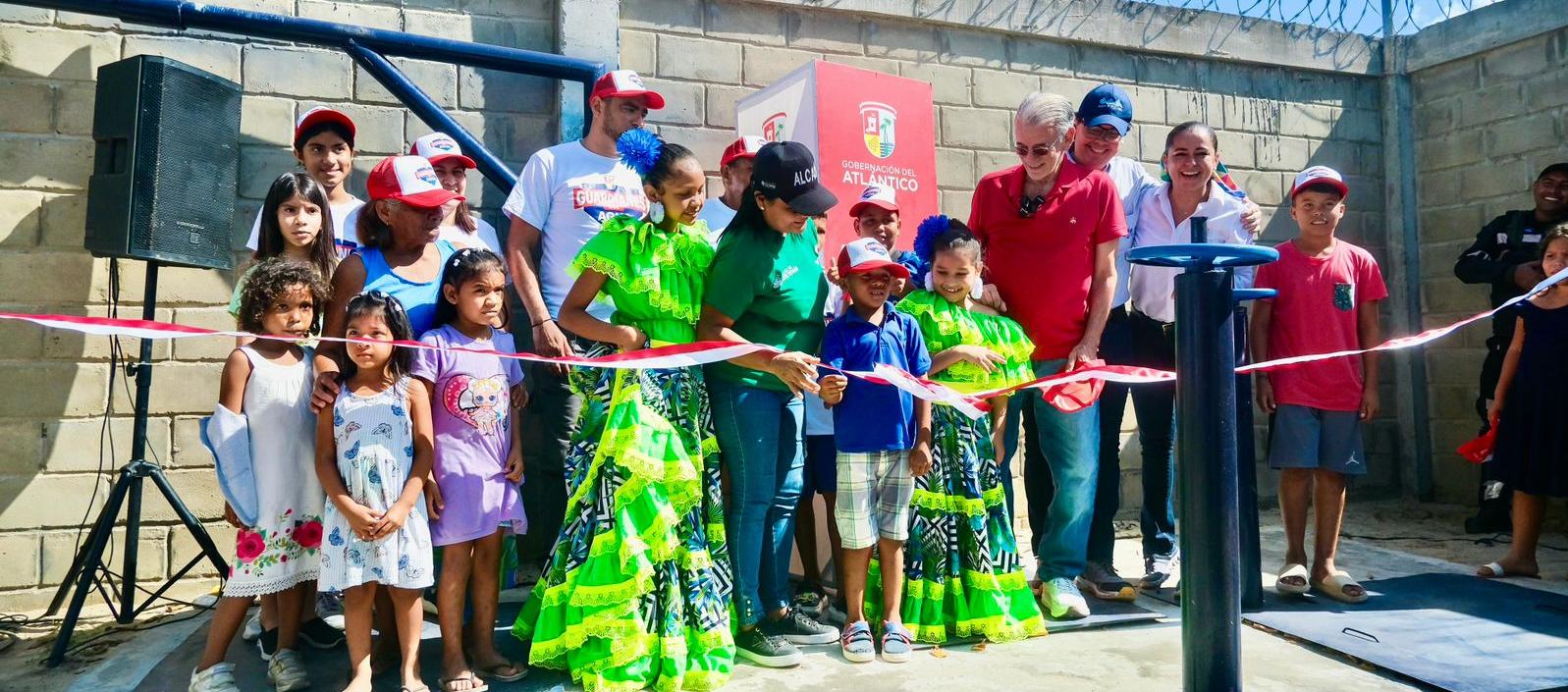 El Gobernador Eduardo Verano y la alcaldesa de Santo Tomás, Paula Hun Badillo, en la entrega de la obra.