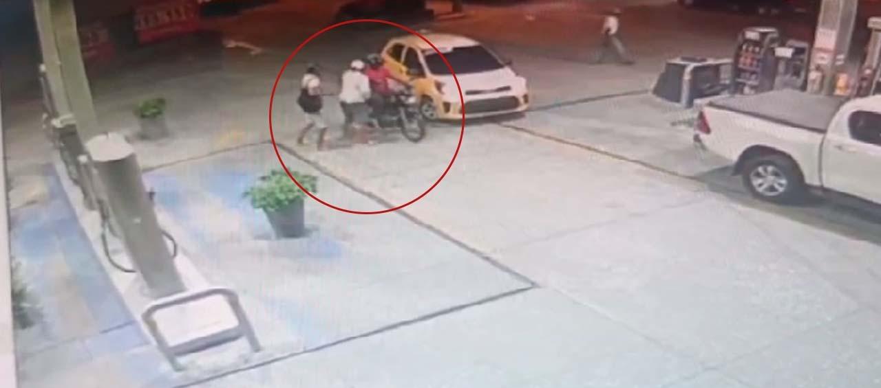 Momento en que tres de los ladrones emprendieron la huida. 