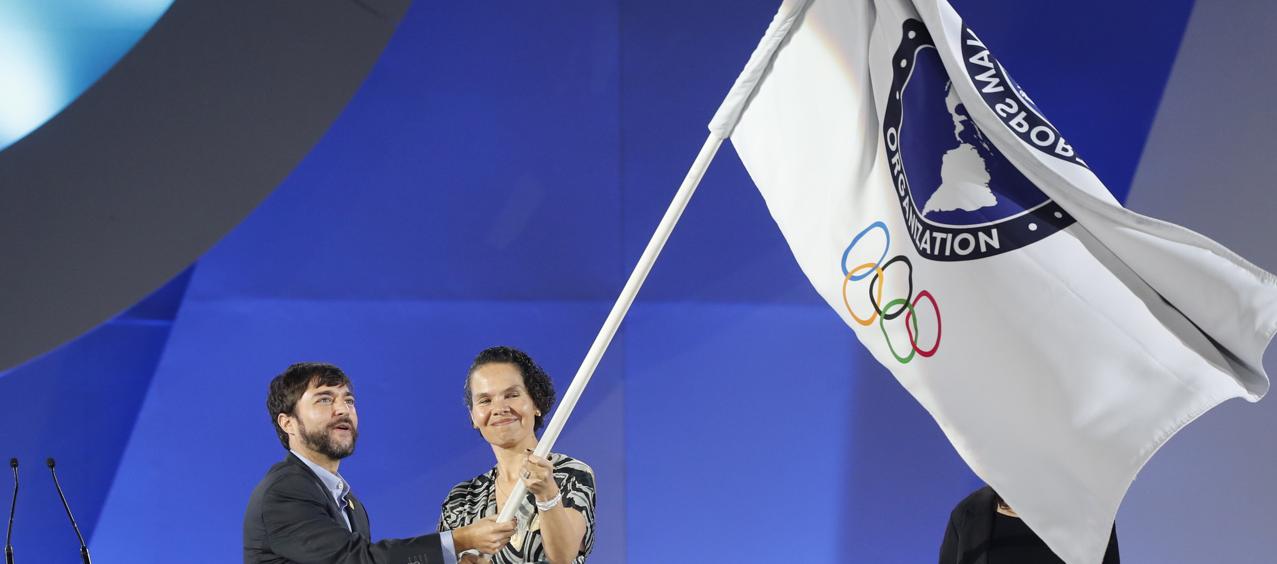 Jaime Pumarejo y Astrid Rodríguez recibieron en noviembre de 2023 la bandera de Panam Sports.