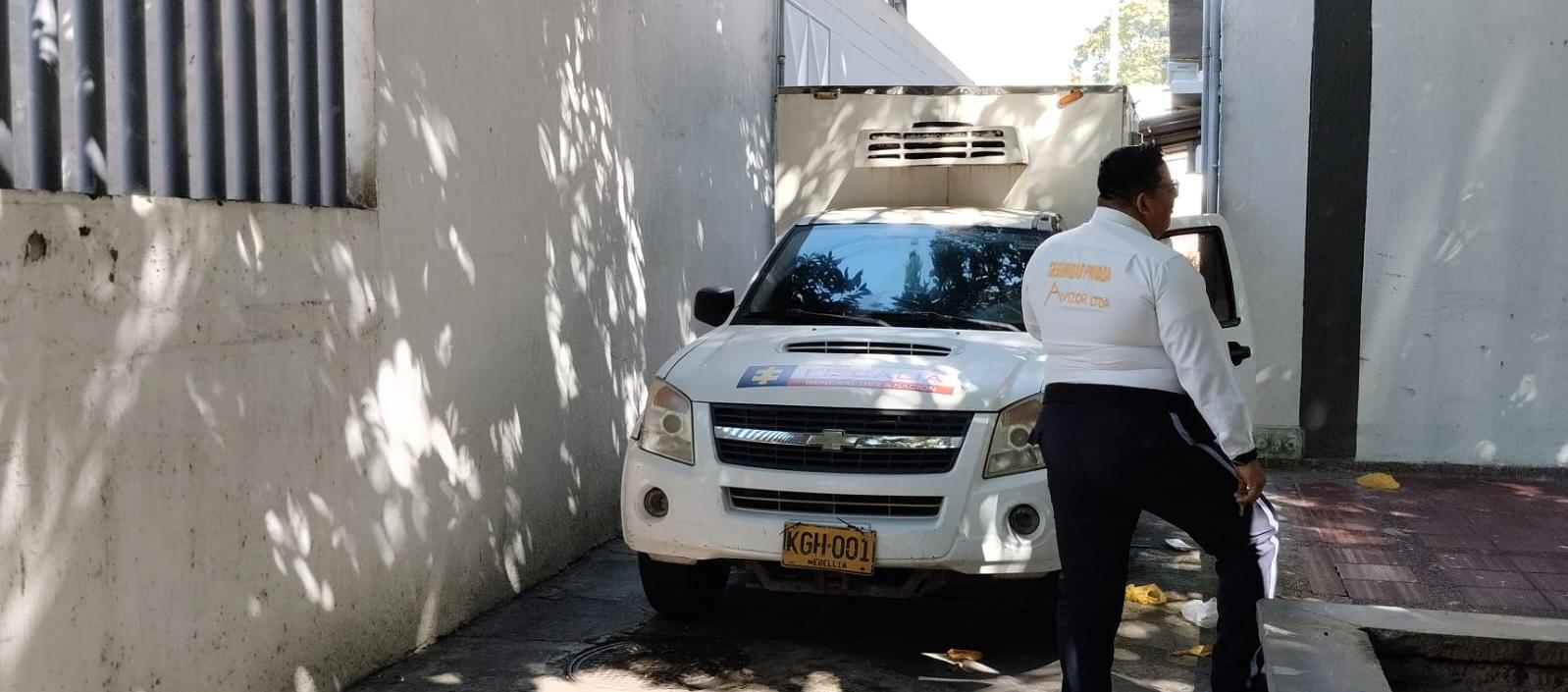 El CTI de la Fiscalía ingresando los dos cuerpos a Medicina Legal. 