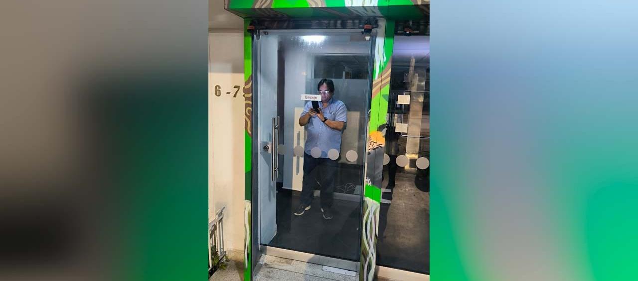 El ciudadano encerrado en el cajero.