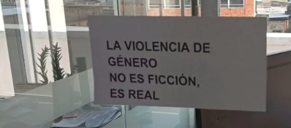 Carteles colocados en las oficinas de la Cancillería. 