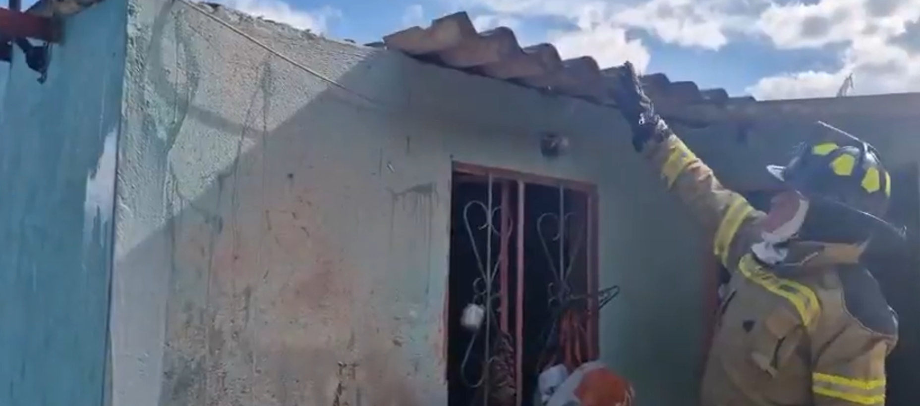 Miembros del Cuerpo de Bomberos de Cundinamarca mientras atendían la emergencia.
