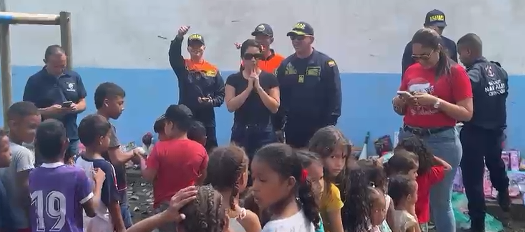 Entrega de regalos a niños y niñas de Isla Salamanca. 