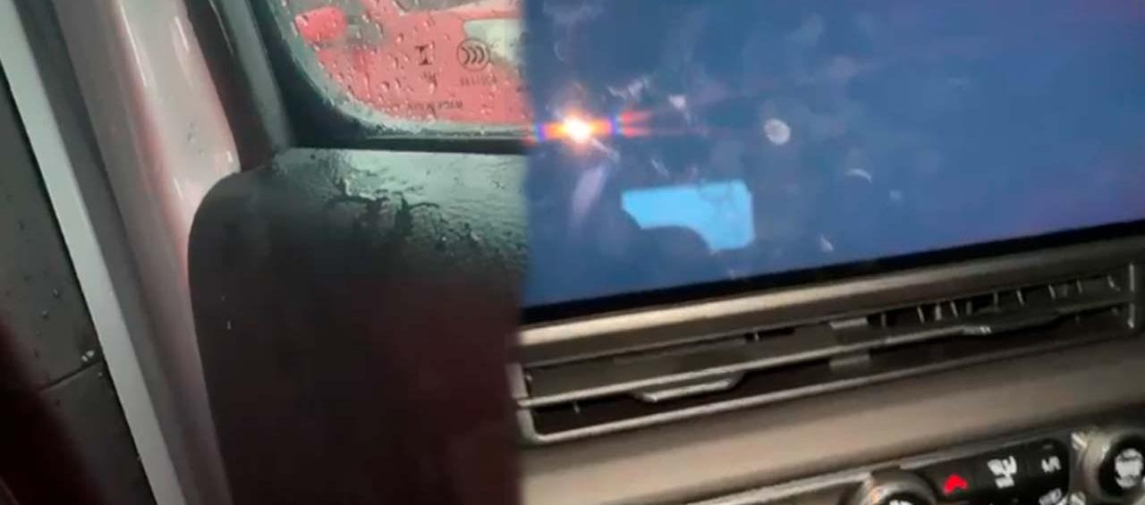El agua entrando al carro y la pantalla dañada.