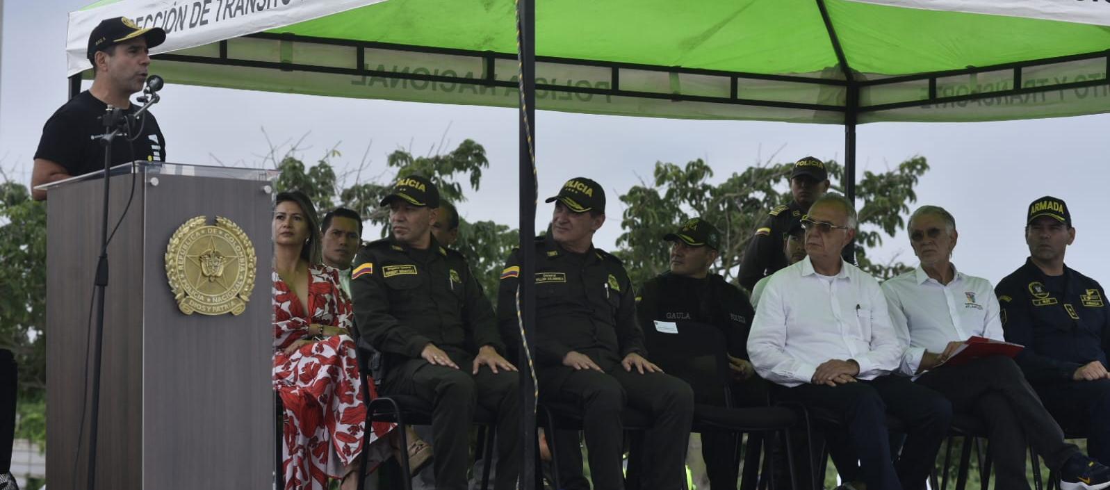 Alcalde Char con altos mandos de la Policía y de Gobierno durante una visita a Barranquilla.