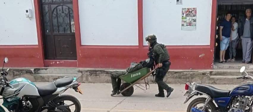 Momento en el que es trasladado el comandante.