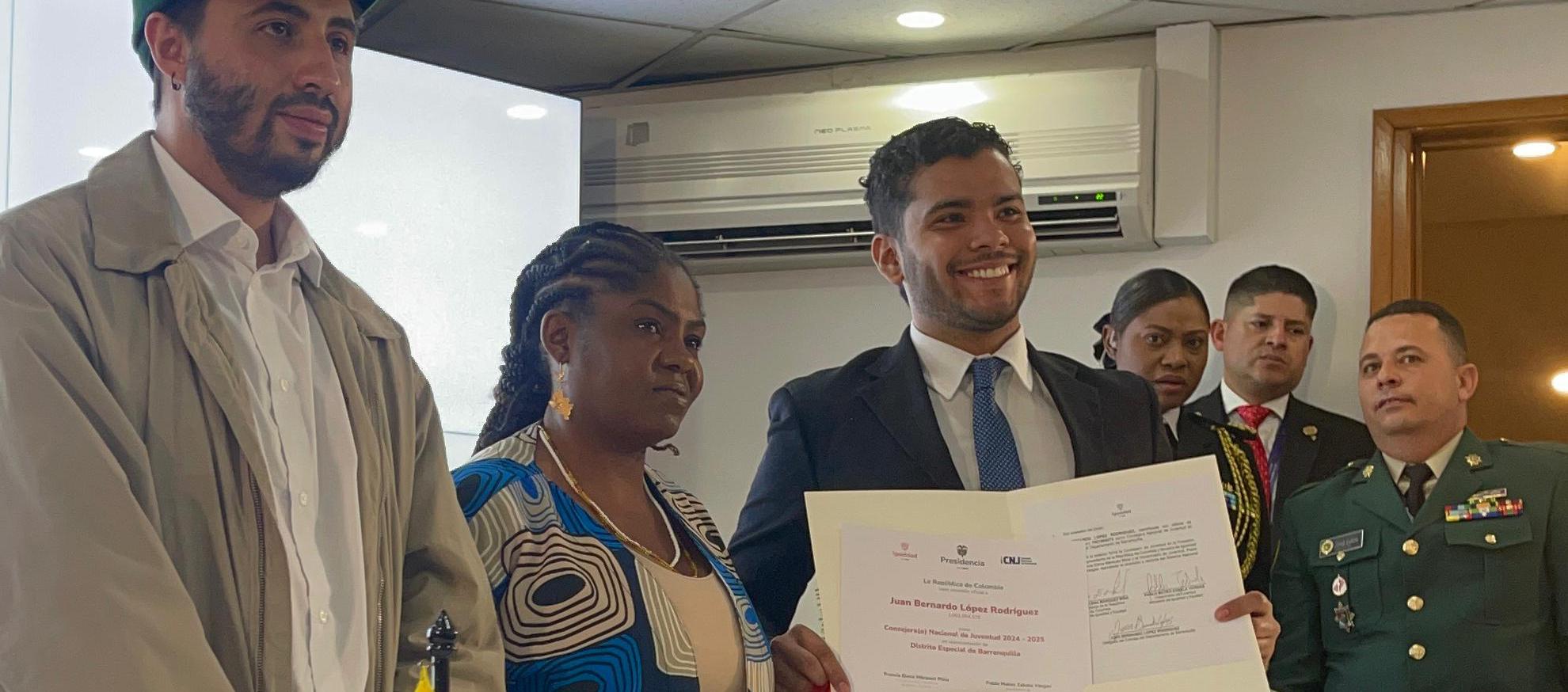 Tomó posesión ante la vicepresidente Francia Márquez y el viceministro de la Juventud, Pablo Mateo Zabala.