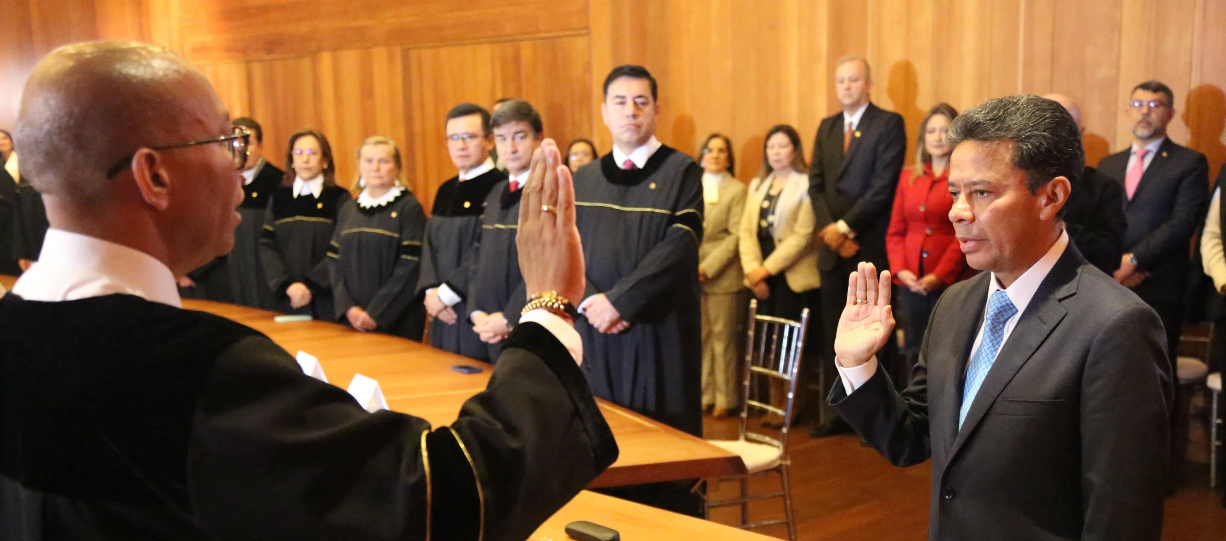 Posesión del magistrado Juan José Urbina ante la Corte Suprema. 