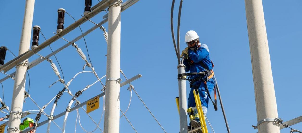 Operario de Air-e realizando trabajos eléctricos. 