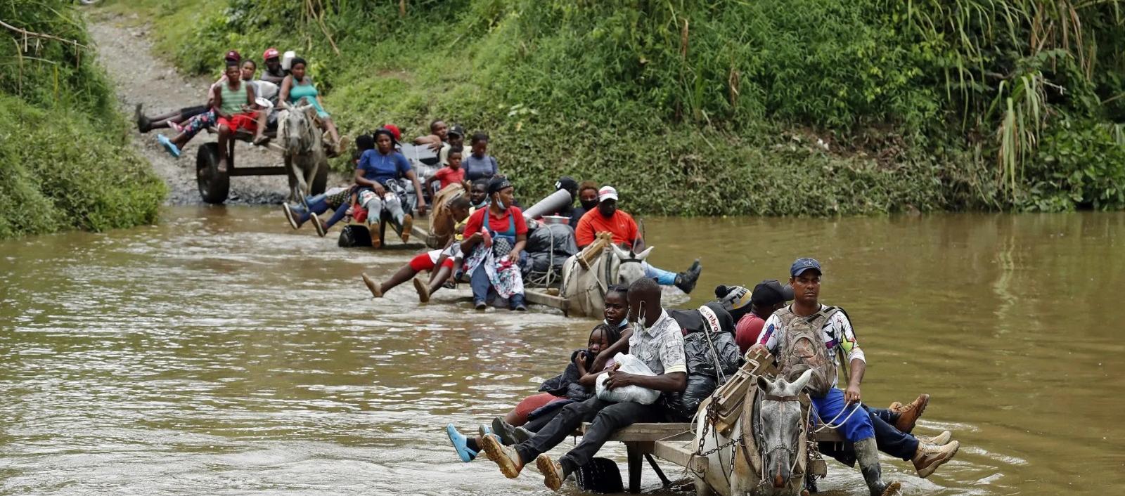 Migrantes pasando la selva del Darién.