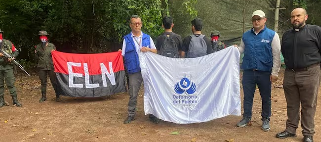 Momento en que liberaron a los dos jóvenes.