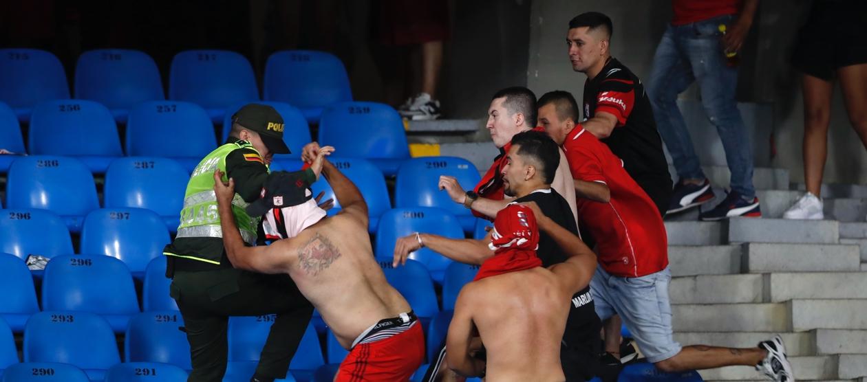 Hinchas del América atacan a un policía.