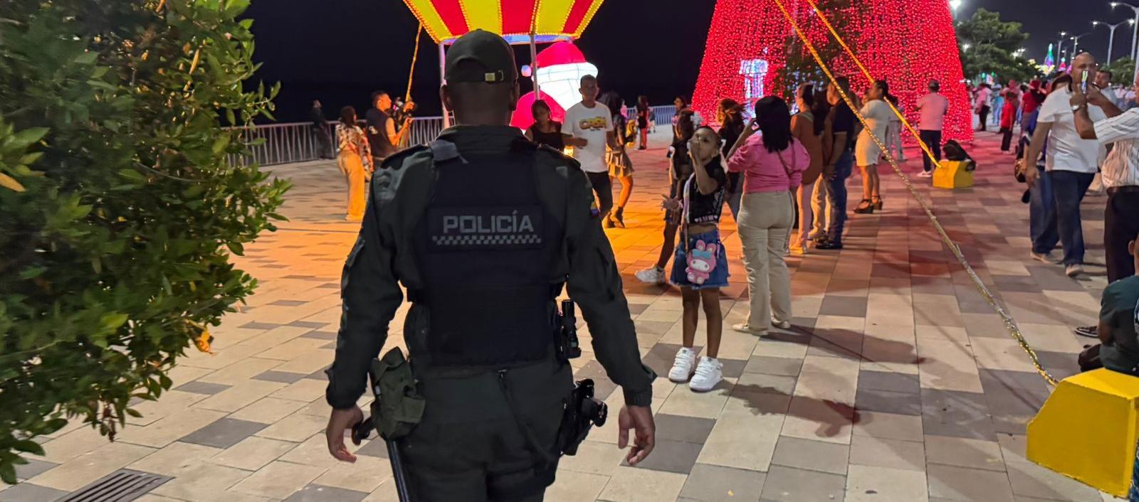 La Policía realiza vigilancia en los sitios de mayor concentración de personas en esta Noche de Velitas. 