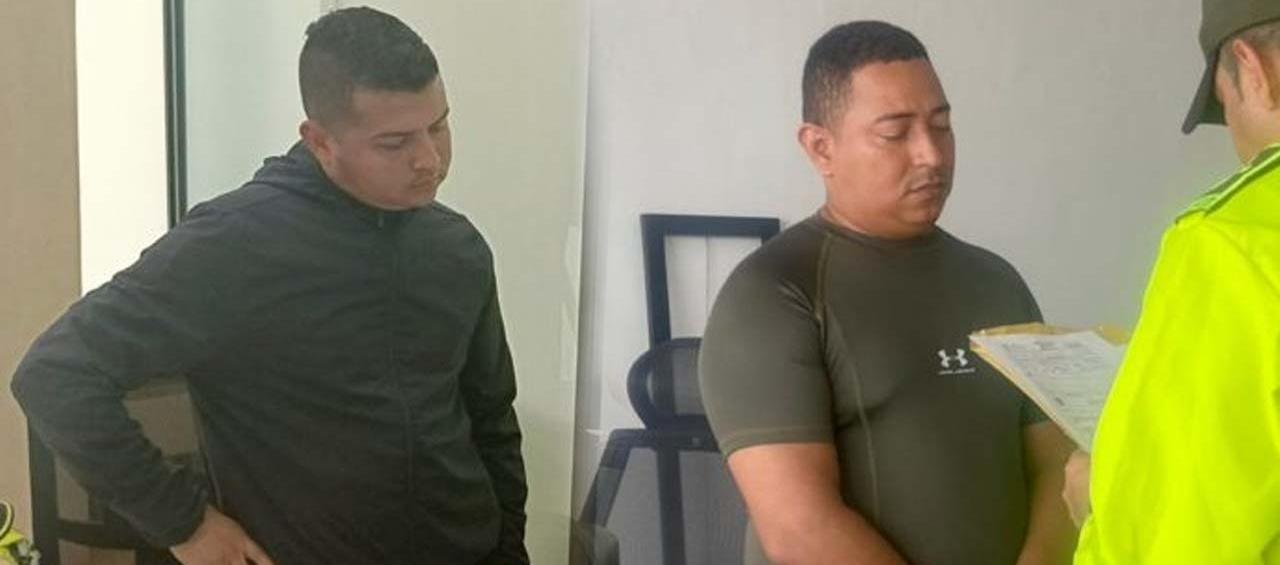 Dos de los policías judicializados. 