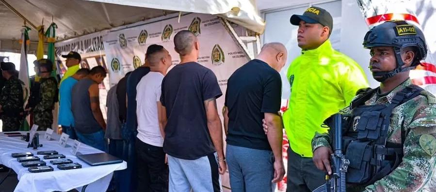 Los capturados junto a las autoridades.