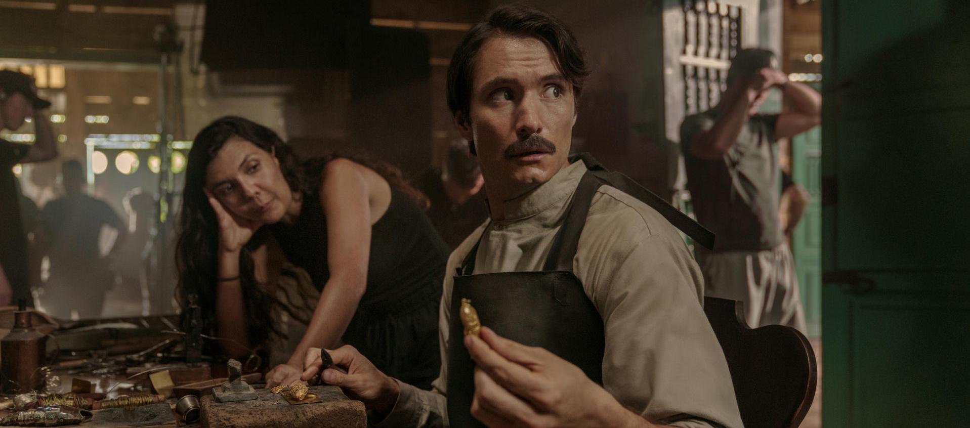 El actor colombiano Claudio Cataño, que interpreta a Aureliano, junto a la directora de la serie, Laura Mora. 