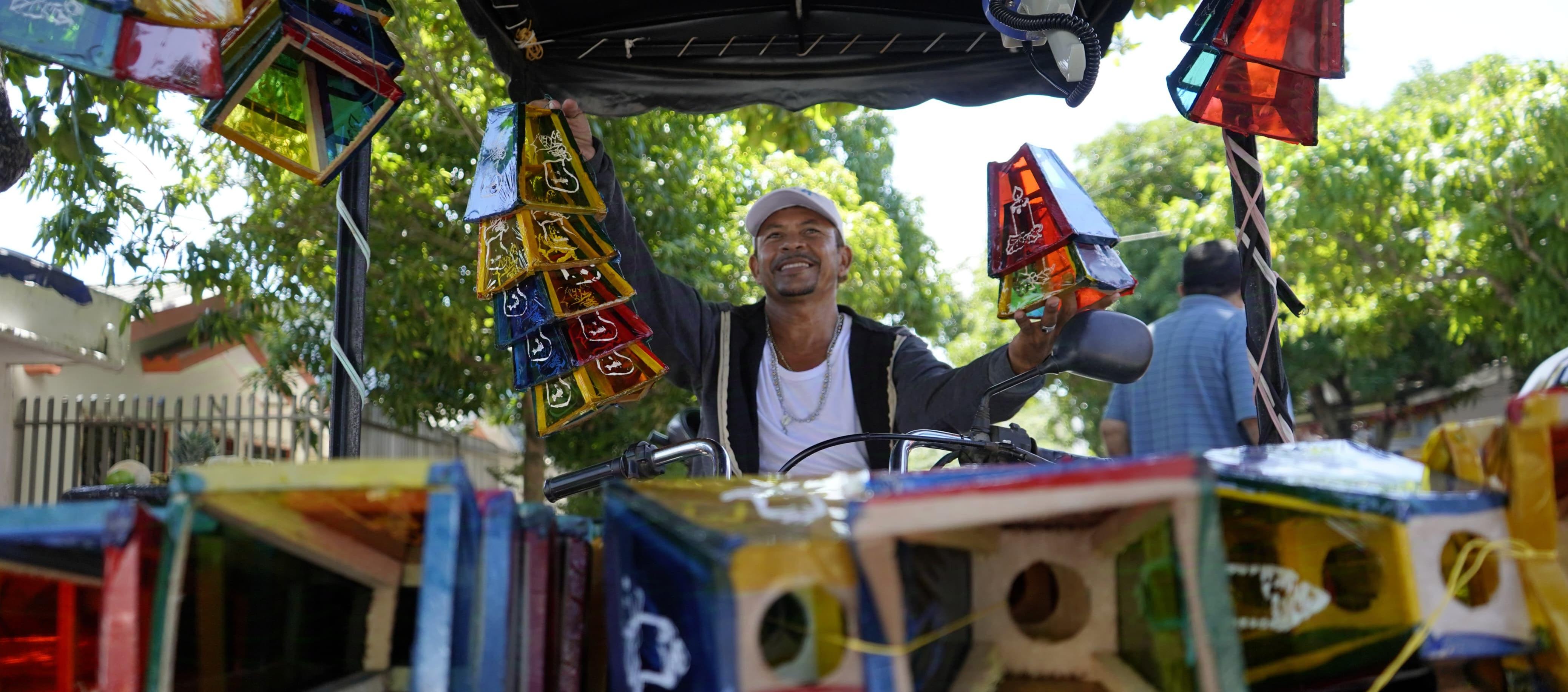 Elkin Carey de la Hoz, vendedor de faroles. 