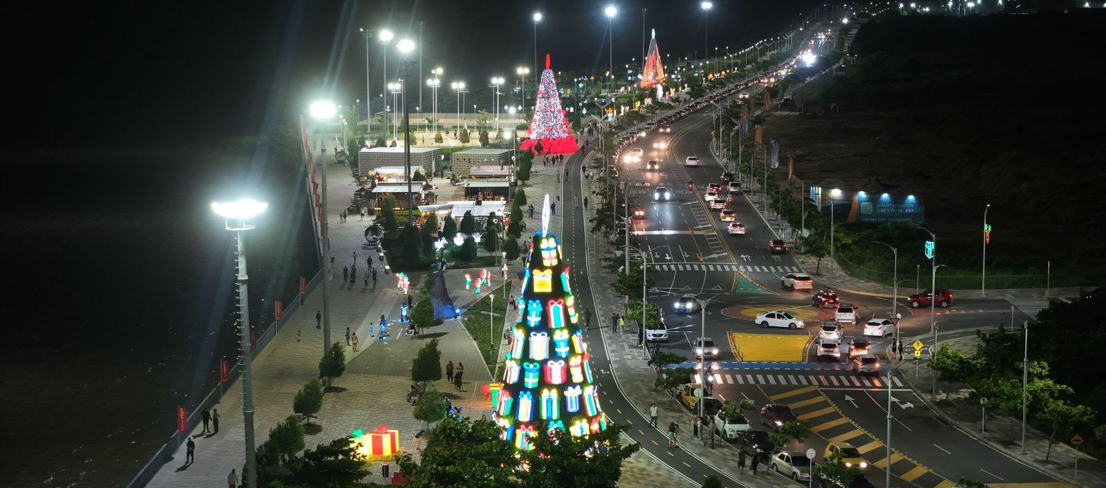 Aspecto del Gran Malecón con el alumbrado navideño. 