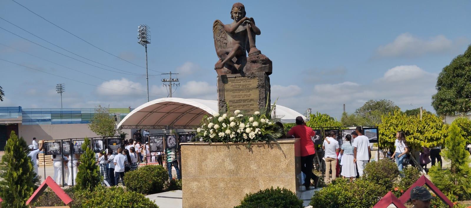 Esta estatua se levantó hace unos años atrás en honor a los niños fallecidos.
