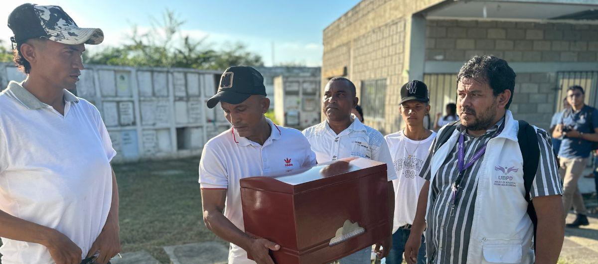 Familiares de una de las víctimas dándole el último adiós, en el Magdalena.