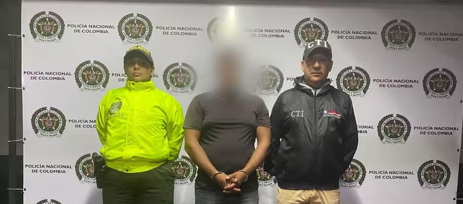 El capturado junto a las autoridades.