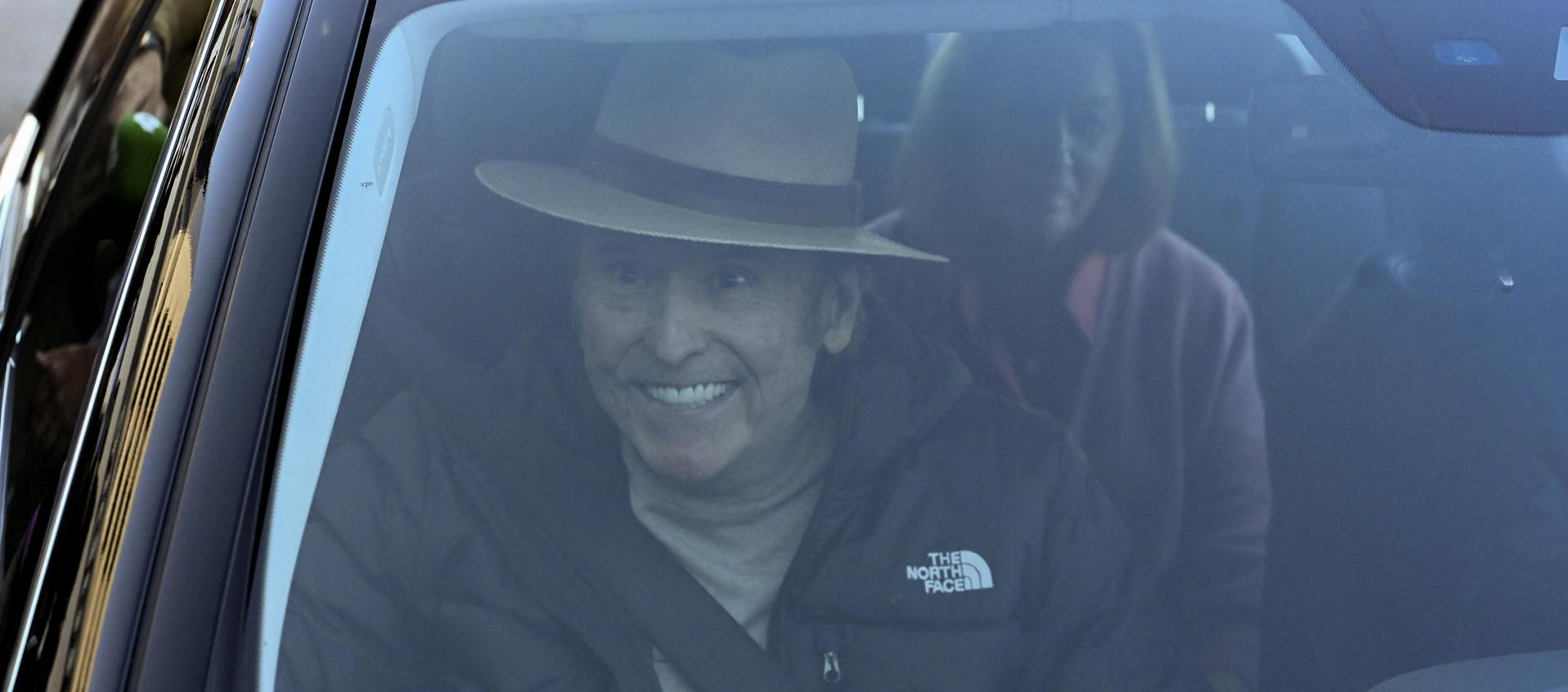 Raphael, saliendo del hospital en Madrid.