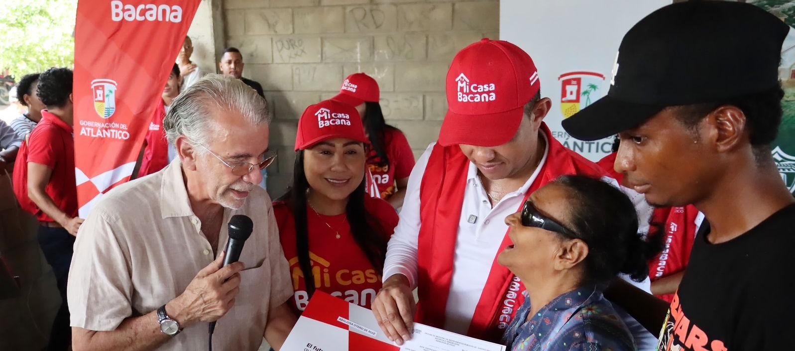 El Gobernador Eduardo Verano en entrega de viviendas.