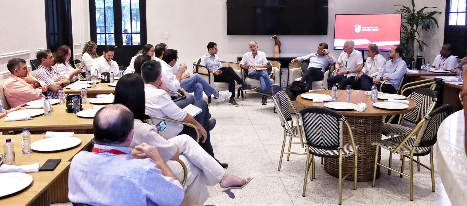 Aspecto de la reunión entre el gobernador Eduardo Verano y gremios del Atlántico.