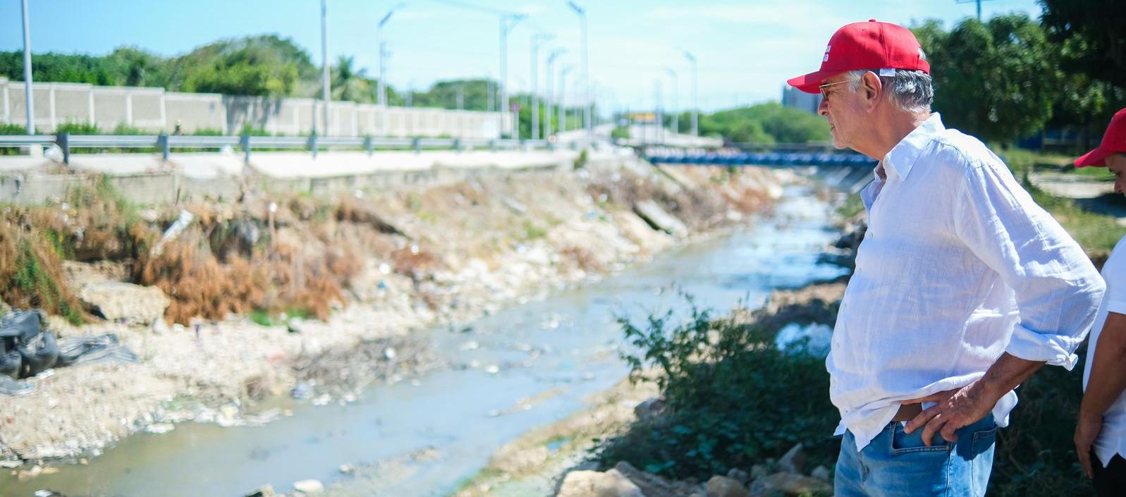 Gobernador Verano durante la visita de inspección de la obra en Soledad.