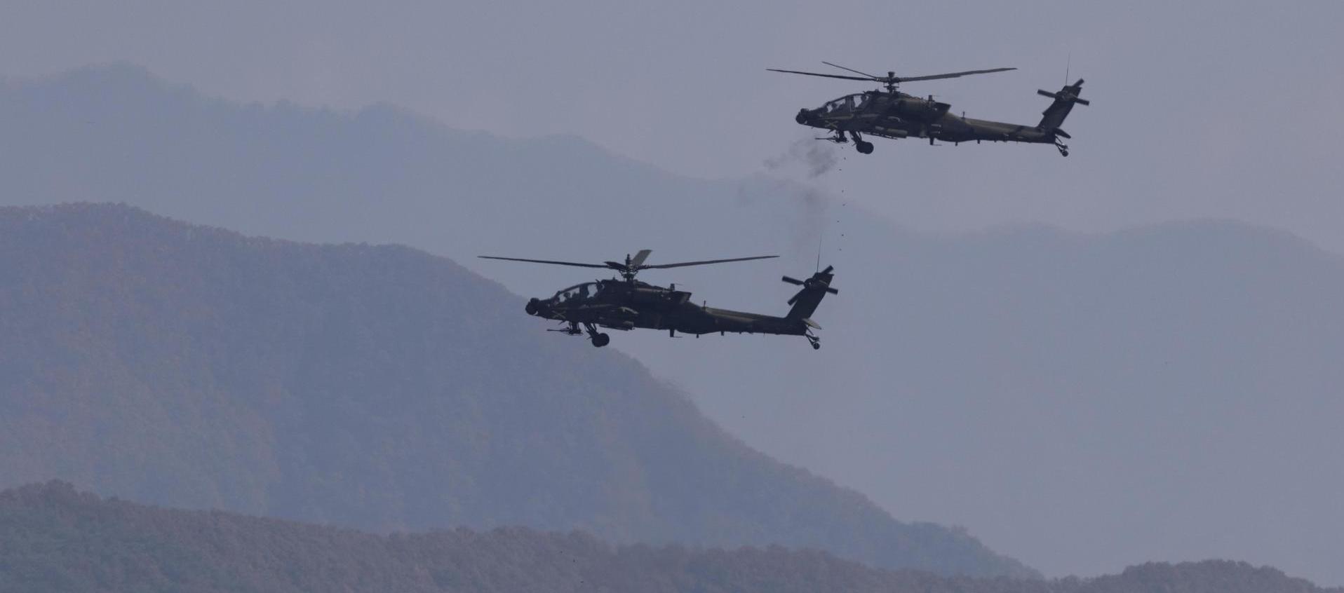 Helicópteros AH-64E Apache de EE. UU. durante ejercicios militares.