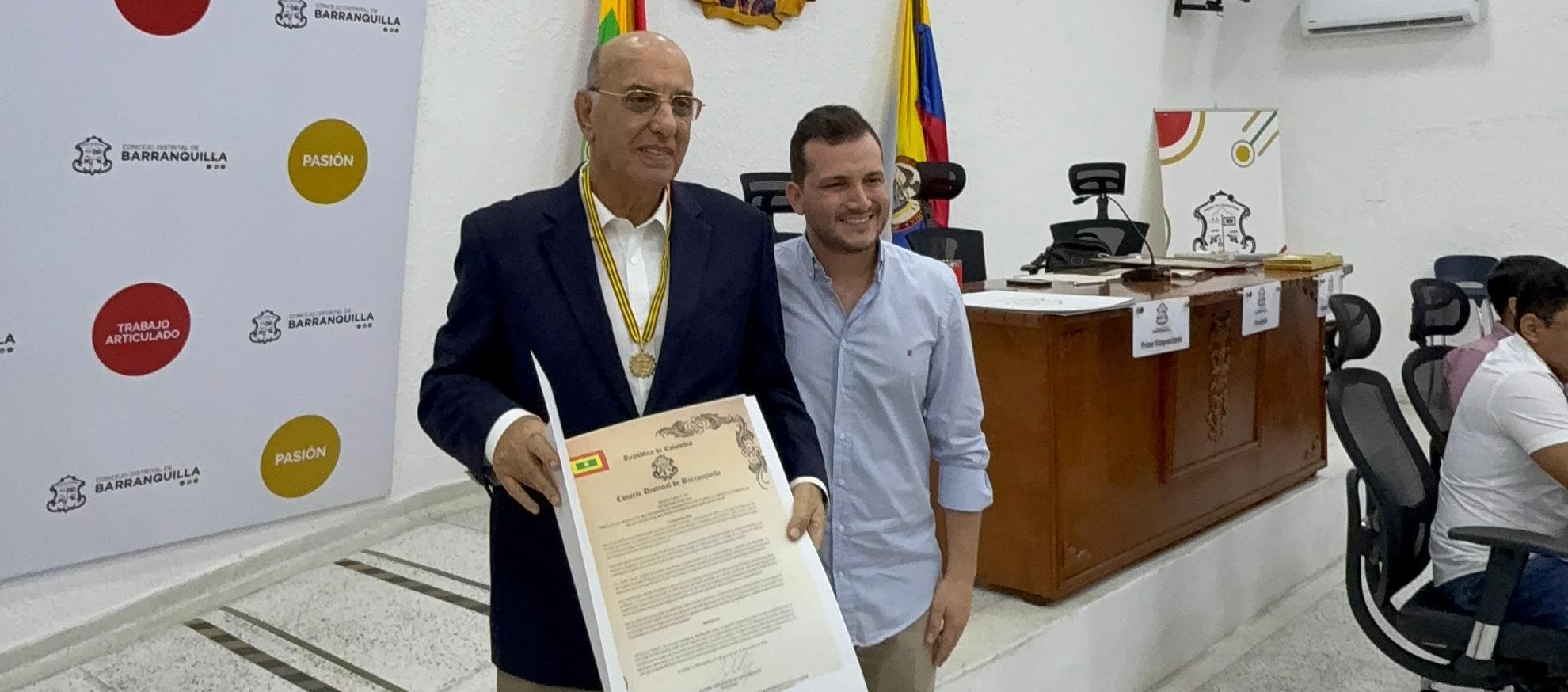 El homenajeado, José Amar, junto con el presidente del Concejo, Samir Radi.